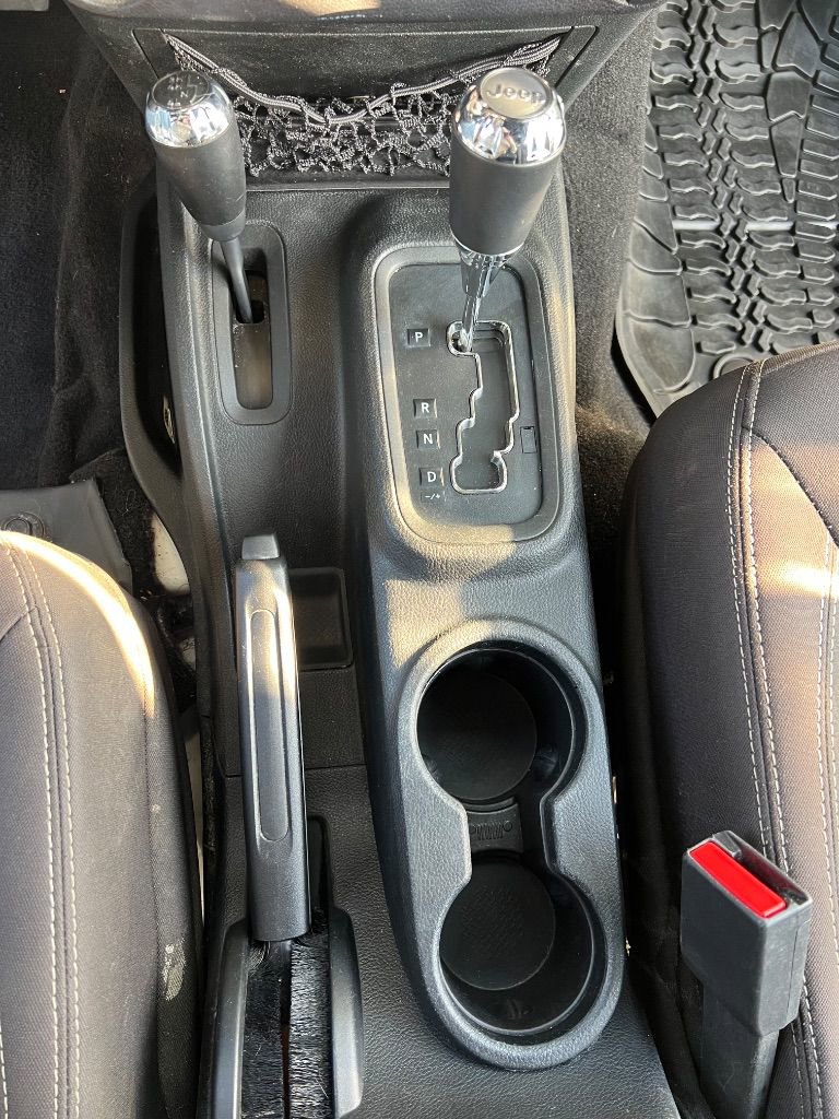 Used 2017 Jeep Wrangler Unlimited Sahara w/ Connectivity Group image 27