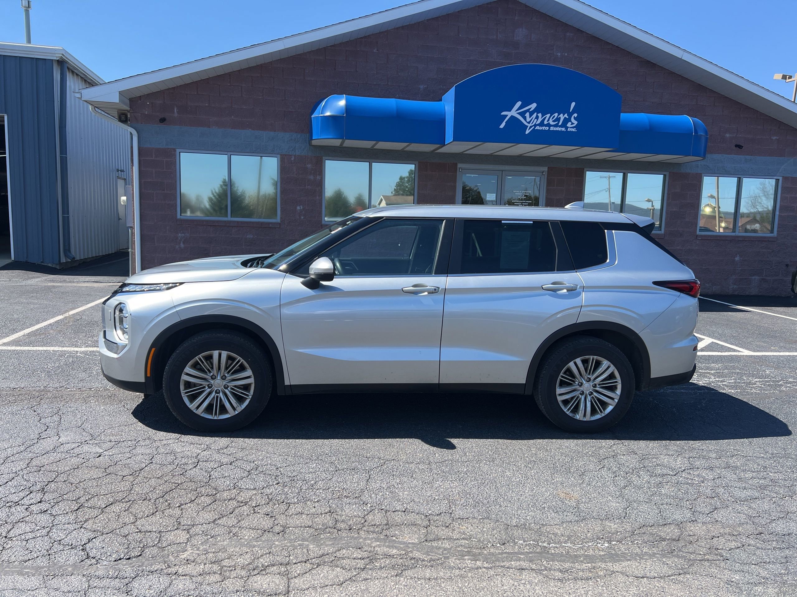 Used 2022 Mitsubishi Outlander ES AWD/4WD image 3