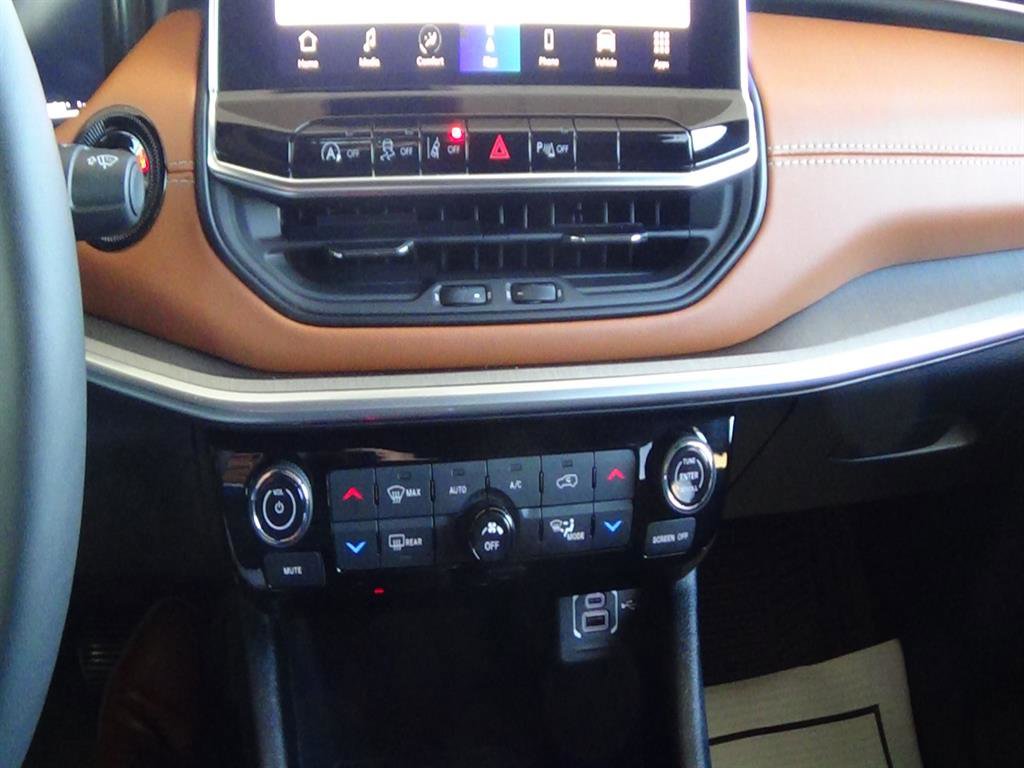 Used 2025 Jeep Compass Limited w/ Elite Group image 34