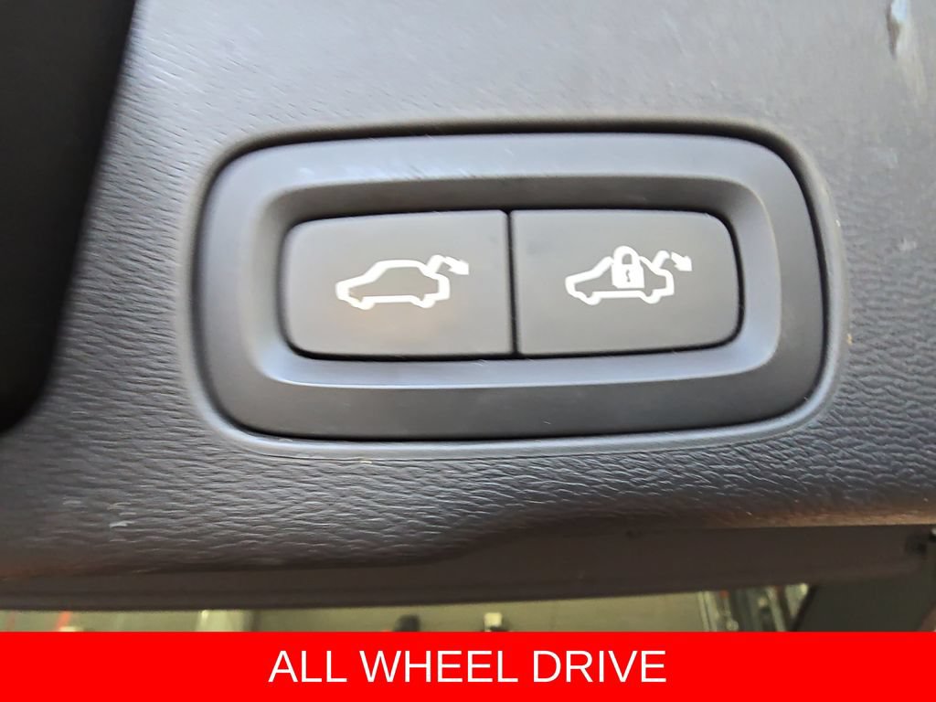 Used 2018 Volvo XC60 T8 Inscription w/ Advanced Package AWD/4WD image 14
