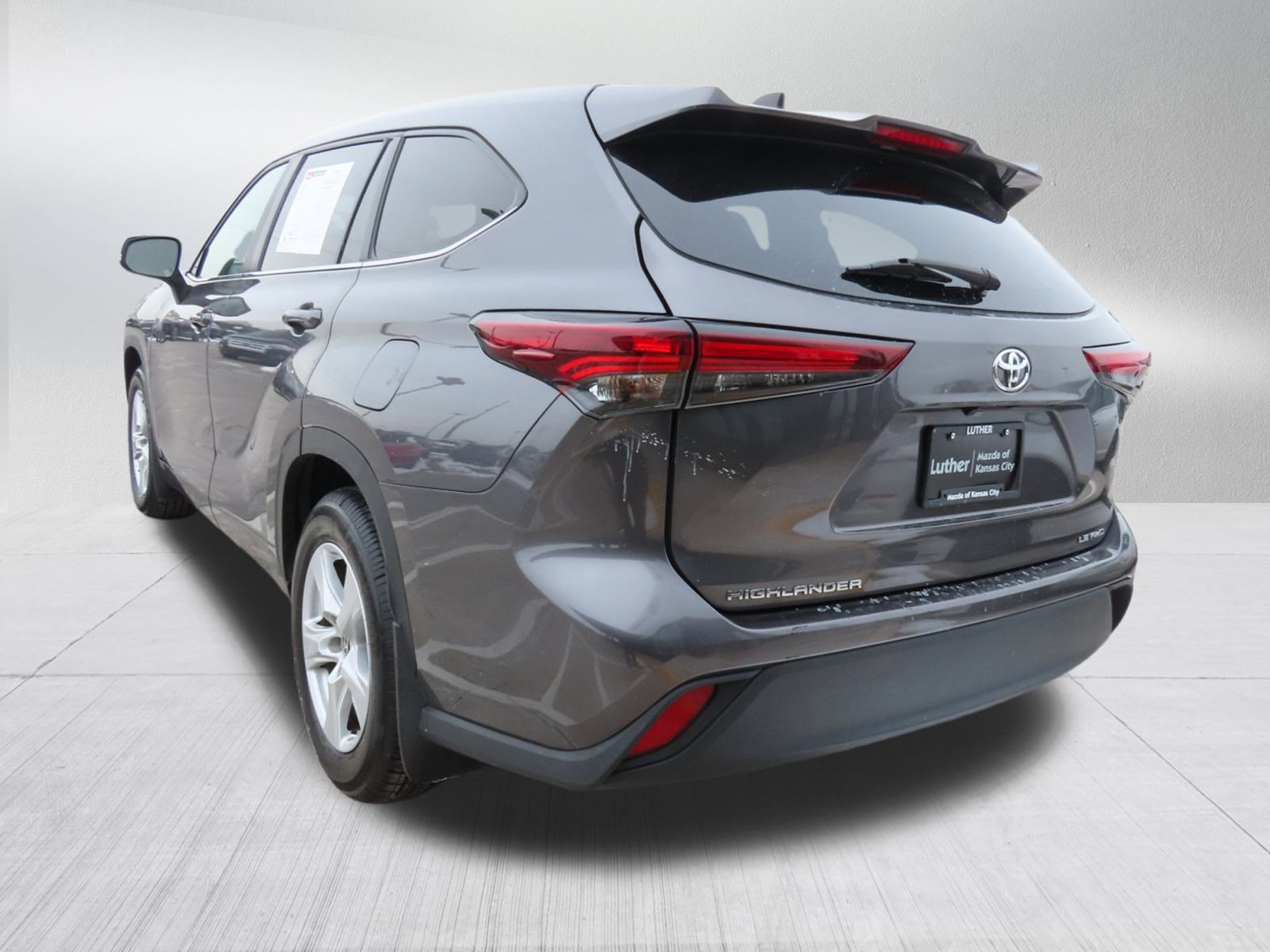 Used 2024 Toyota Highlander LE image 5