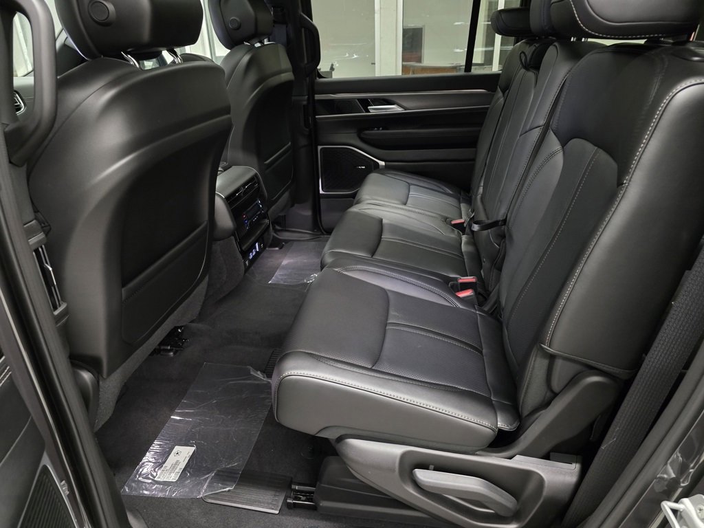 New 2025 Jeep Wagoneer L Series II w/ Premium Group I image 32
