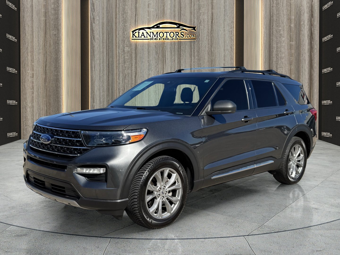 Used 2020 Ford Explorer XLT w/ Equipment Group 202A image 3