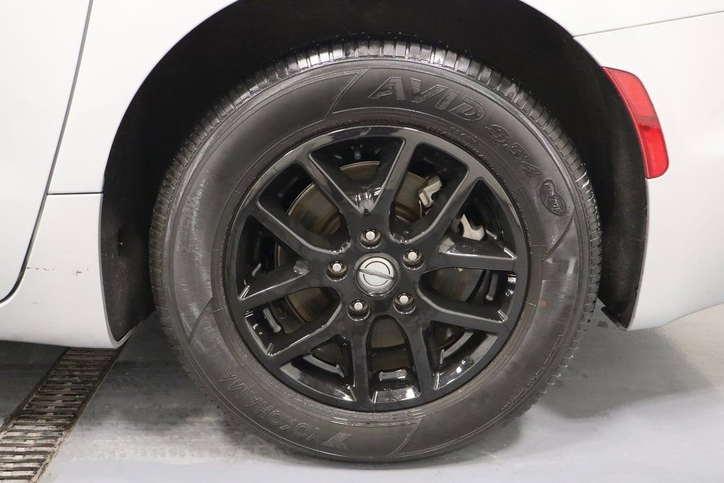 Certified 2024 Chrysler Pacifica Touring-L image 26