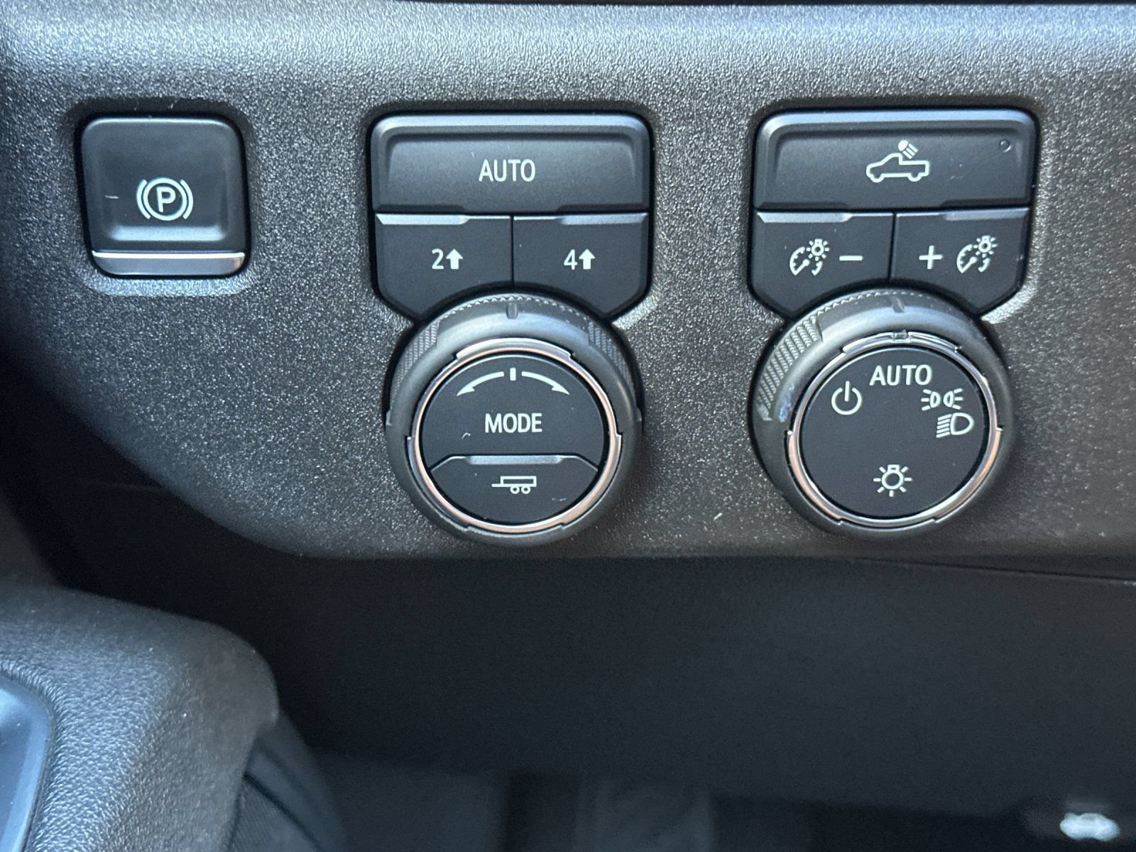 Used 2025 Chevrolet Silverado 1500 LT AWD/4WD image 31