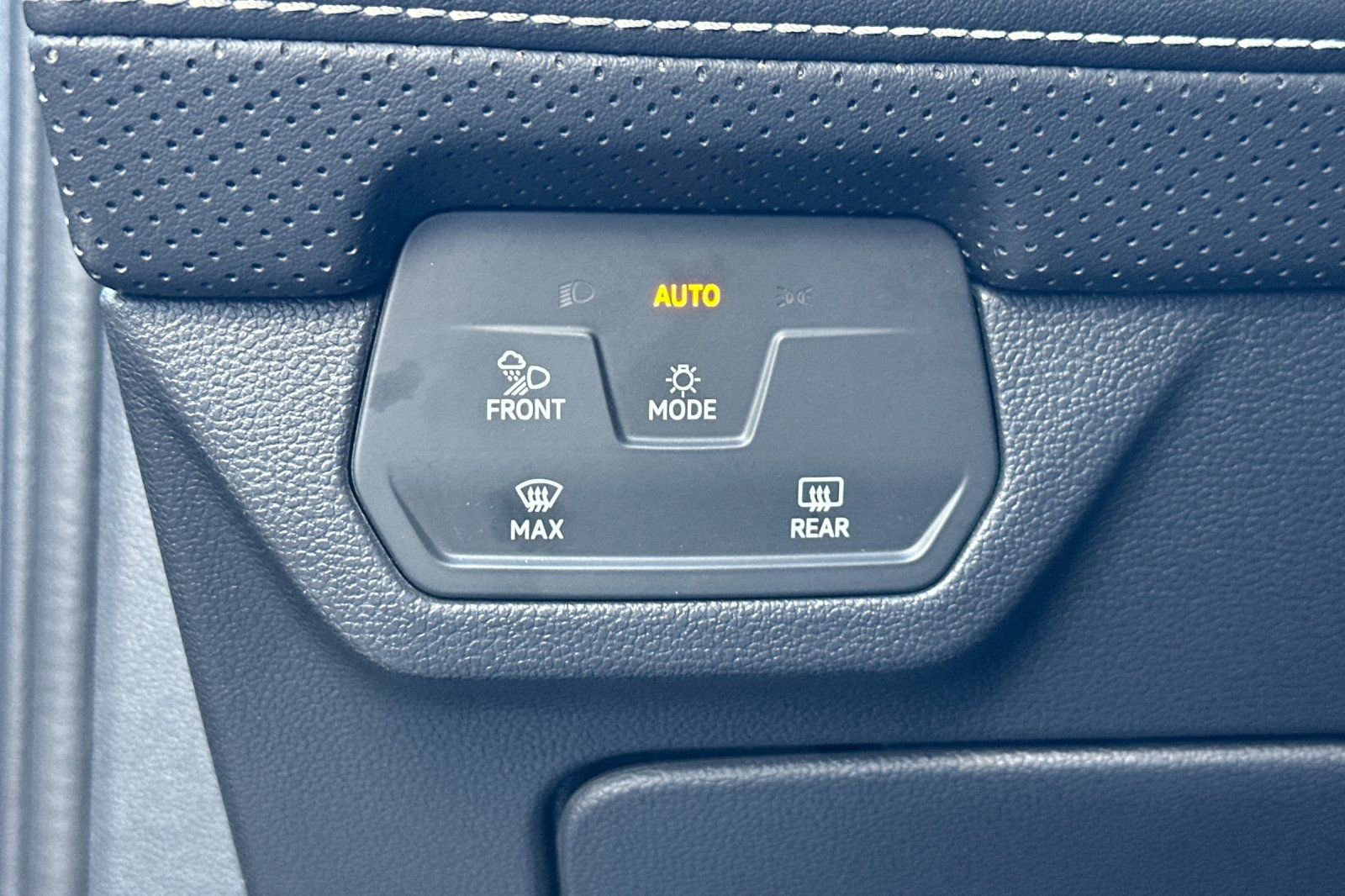 Used 2024 Volkswagen Atlas Cross Sport SE image 42