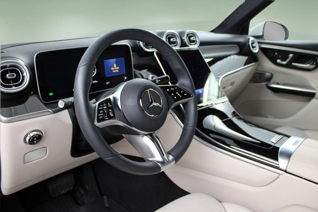Used 2025 Mercedes-Benz GLC 300 image 2
