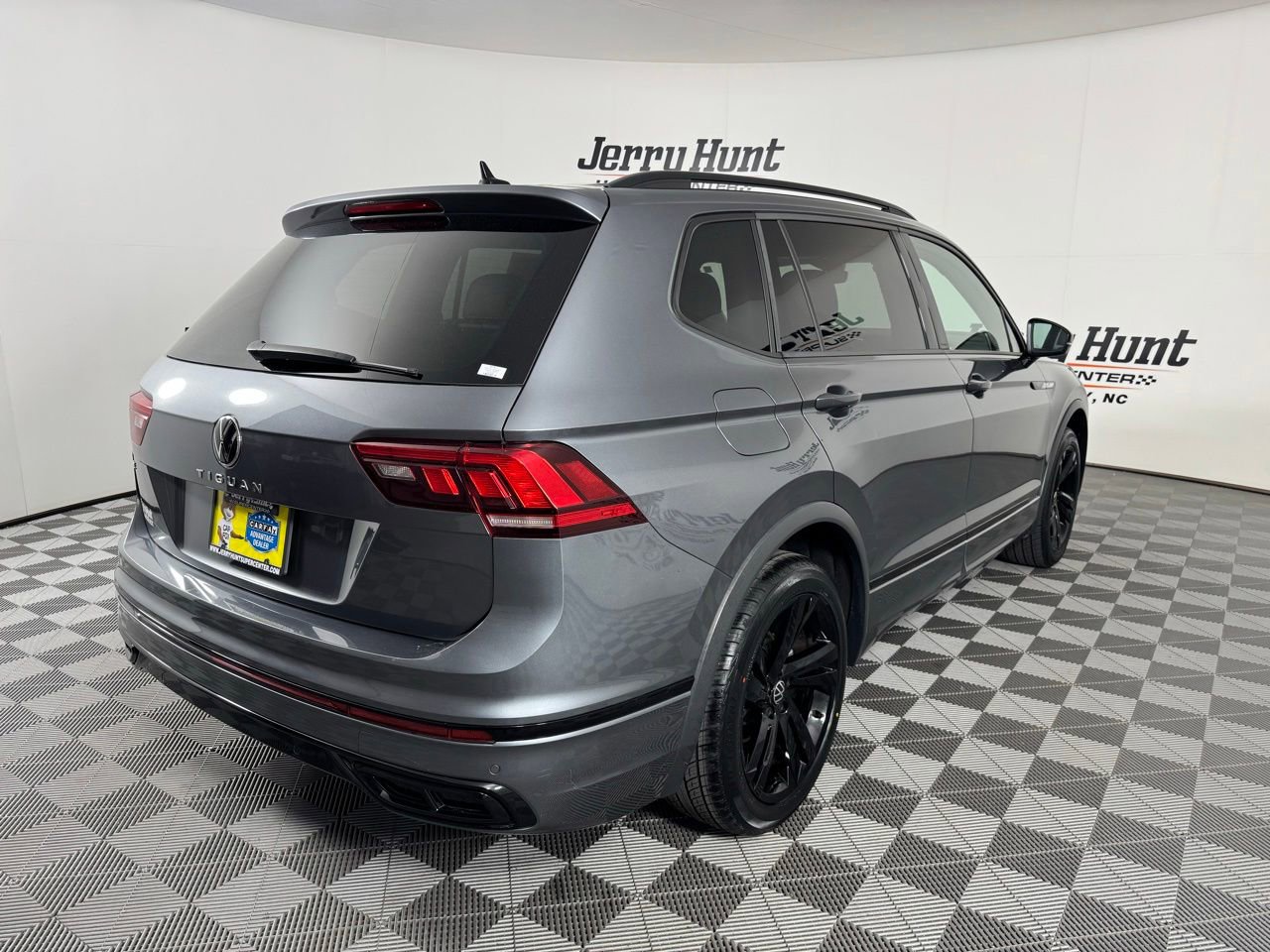 Used 2023 Volkswagen Tiguan SE R-Line FWD image 6