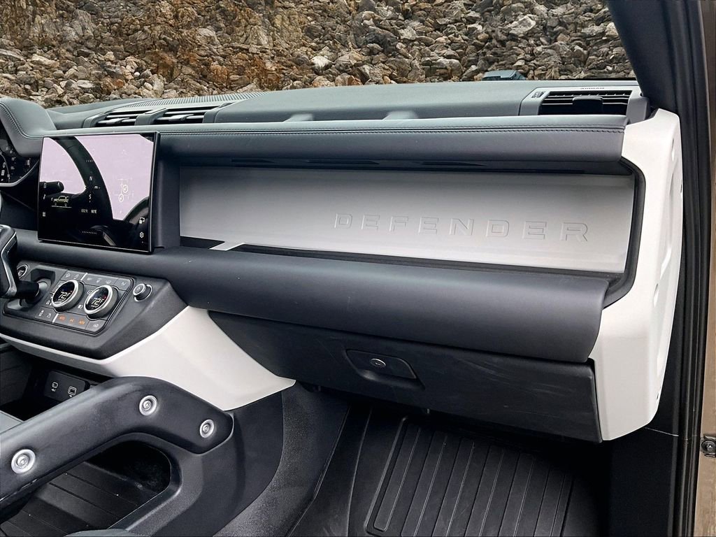 Used 2024 Land Rover Defender 110 SE image 14