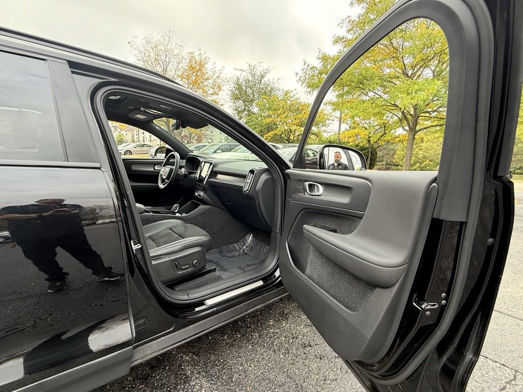 Used 2021 Volvo XC40 P8 Recharge w/ Advanced Package image 24