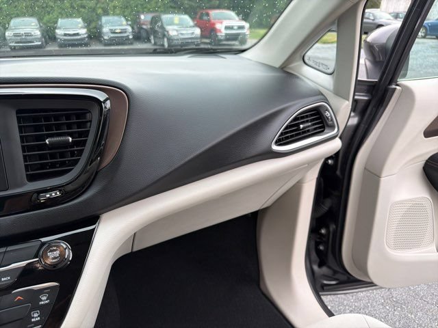 Used 2017 Chrysler Pacifica LX FWD image 30
