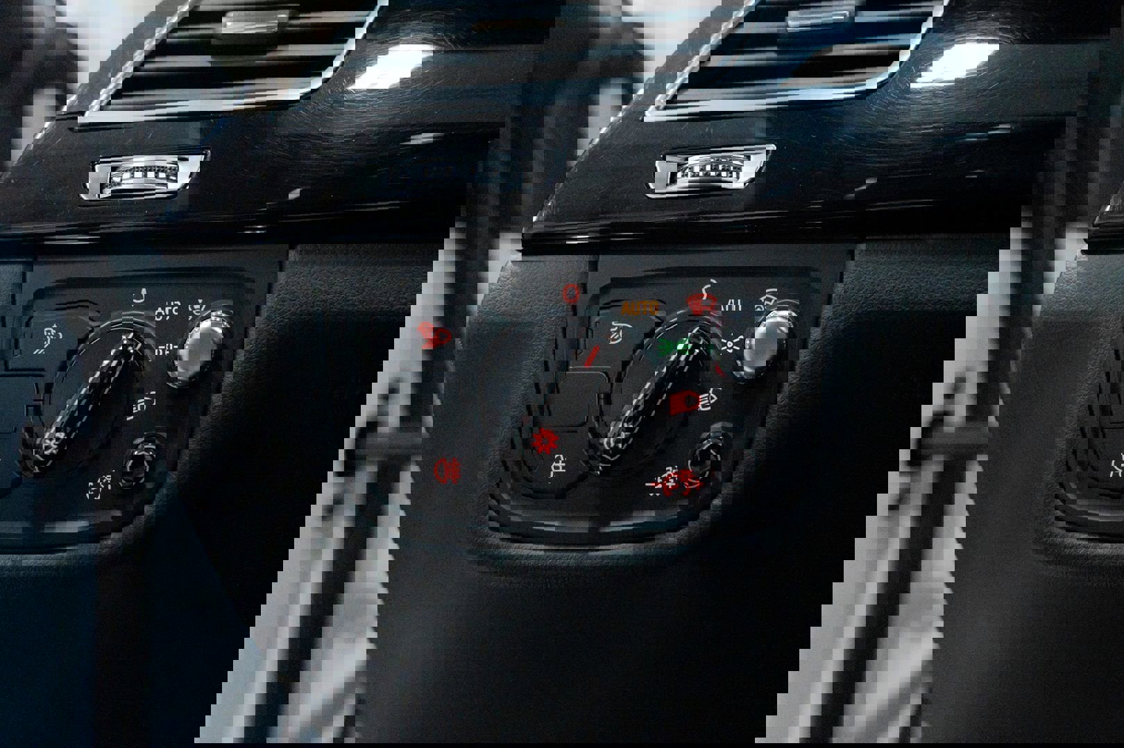 Used 2015 Audi A8 L TDI w/ Premium Package image 32