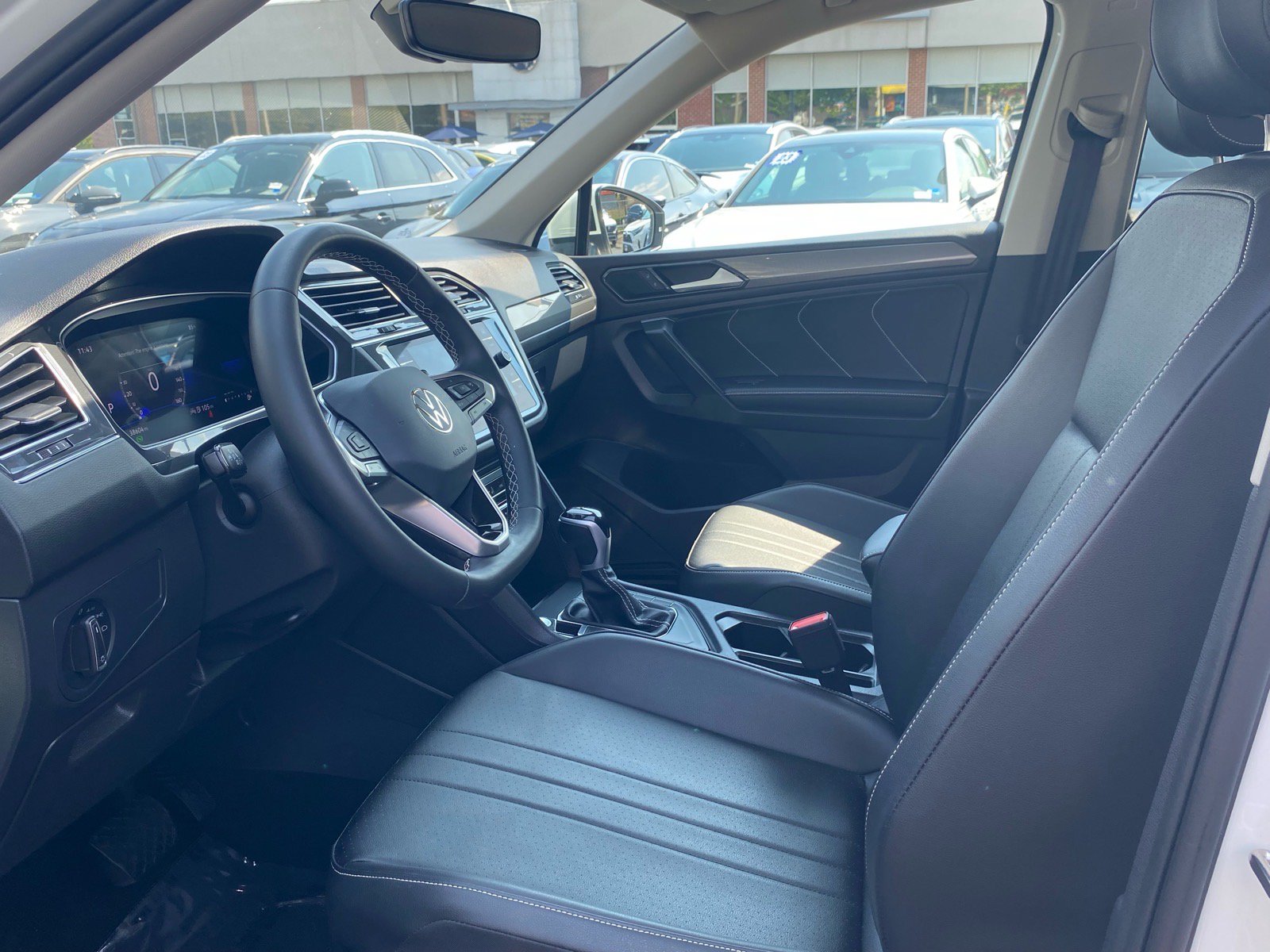 Used 2023 Volkswagen Tiguan SE w/ Panoramic Sunroof Package FWD image 11