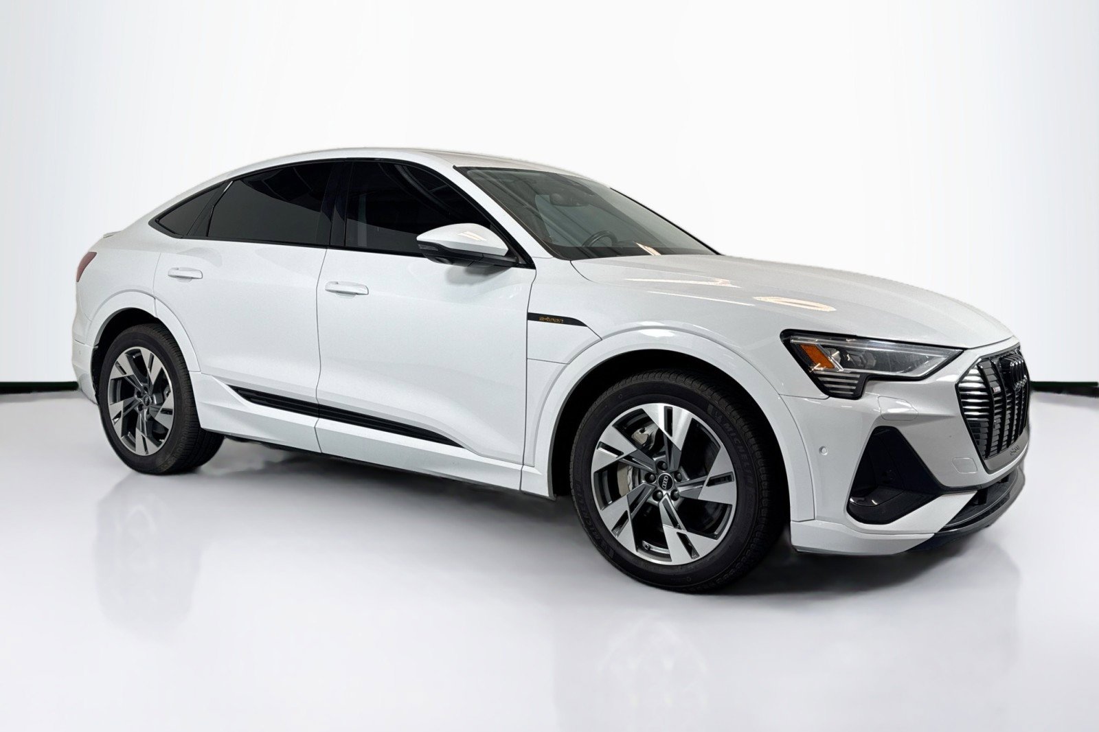Used 2022 Audi e-tron Premium w/ Convenience Plus Package AWD/4WD image 3