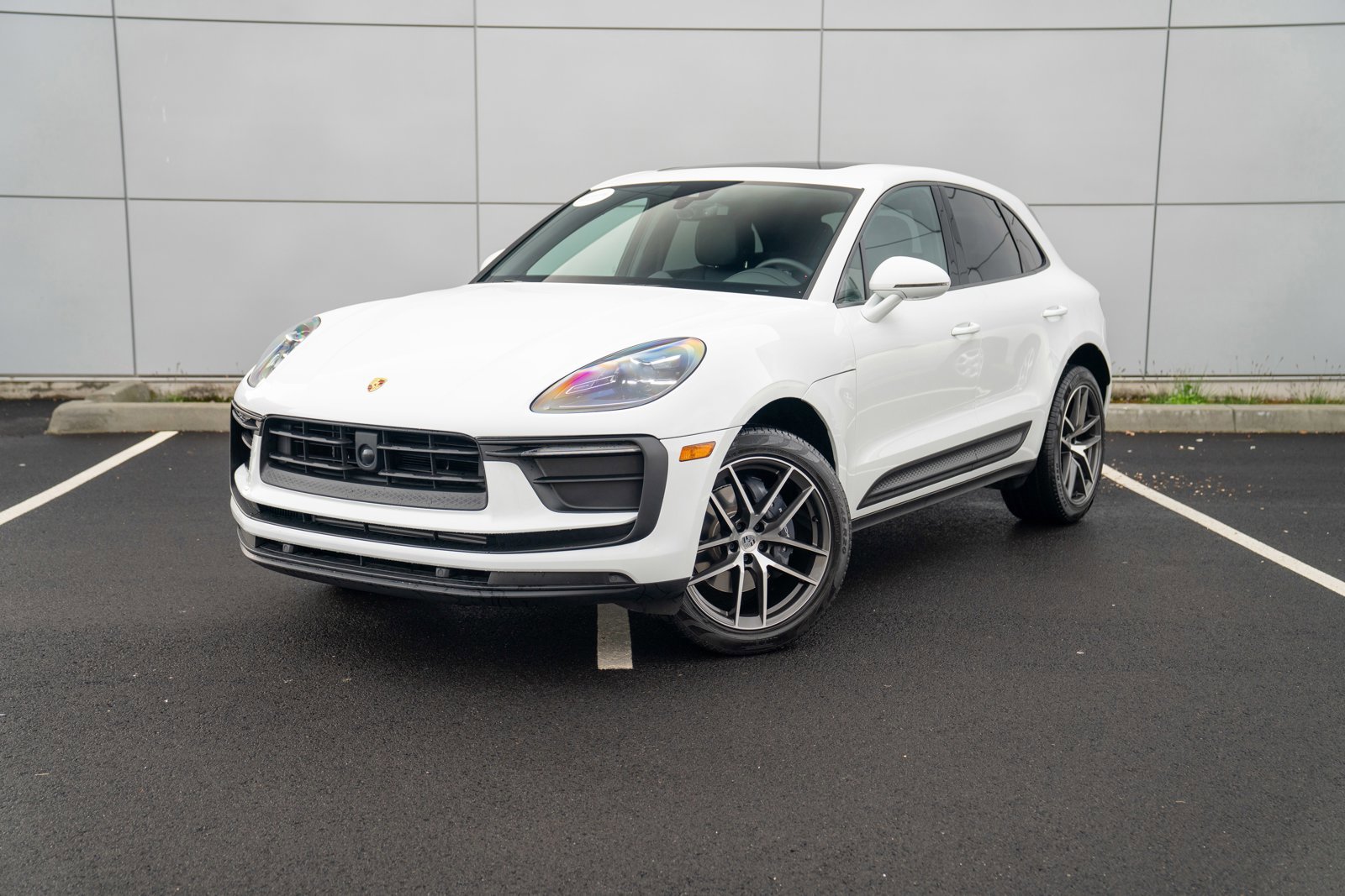 Certified 2025 Porsche Macan image 1