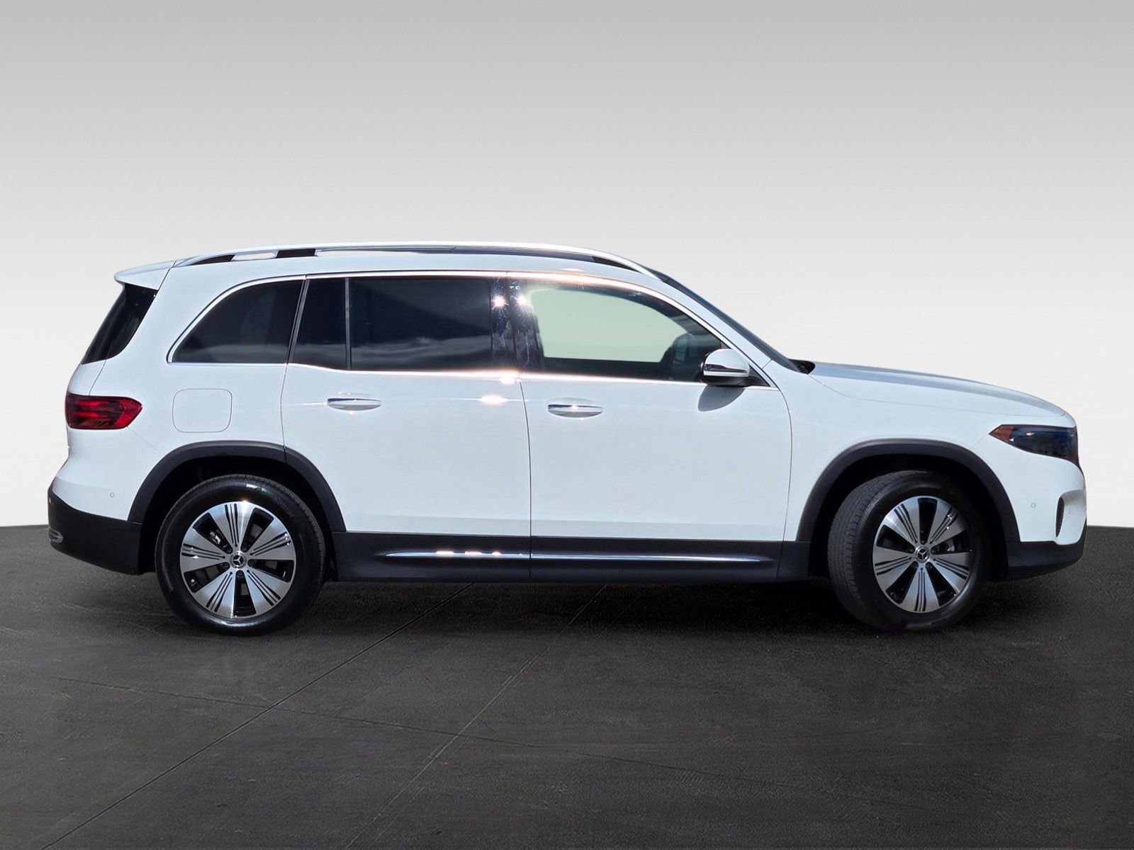 Used 2024 Mercedes-Benz EQB 300 4MATIC image 3