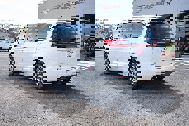 New 2026 Chrysler Pacifica Select image 3