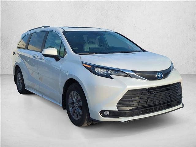 Certified 2025 Toyota Sienna XLE FWD image 3