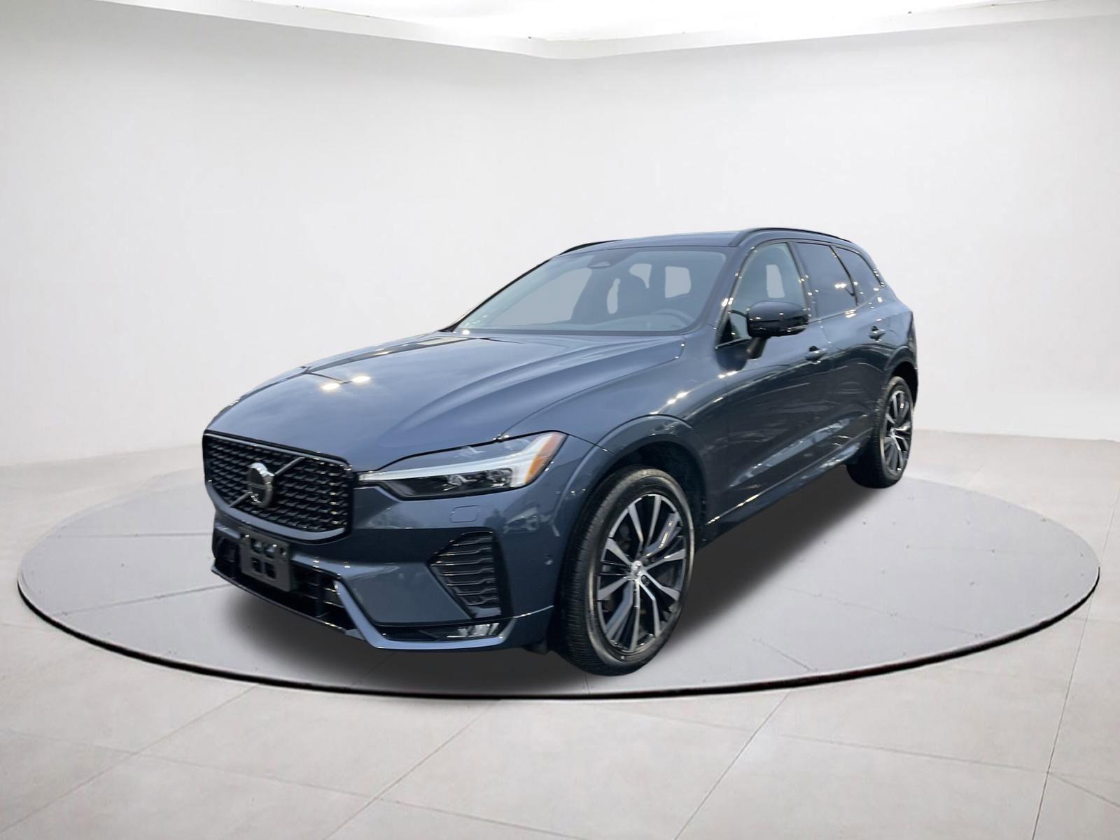 Used 2025 Volvo XC60 B5 Plus image 3