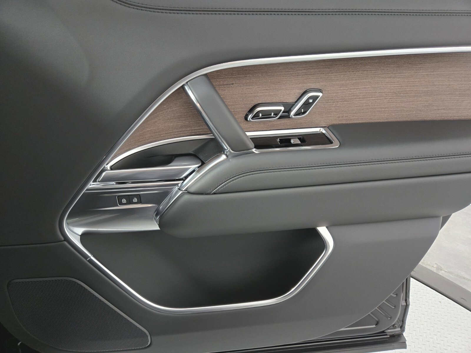 New 2025 Land Rover Range Rover Long Wheelbase SE image 18