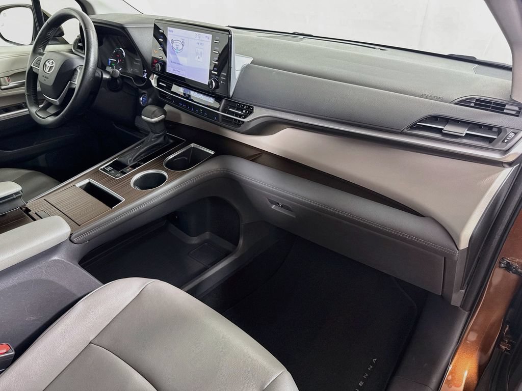 Used 2022 Toyota Sienna XLE FWD image 28