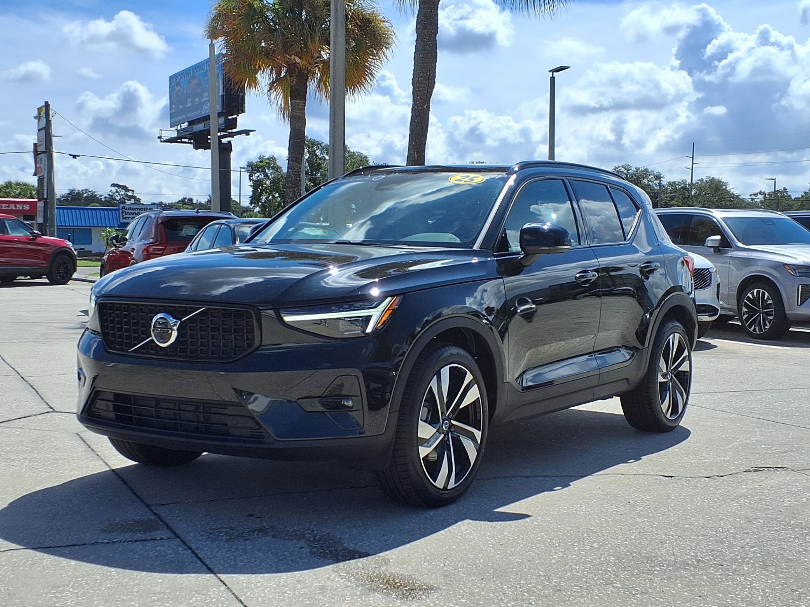 Certified 2025 Volvo XC40 B5 Ultra AWD/4WD image 3