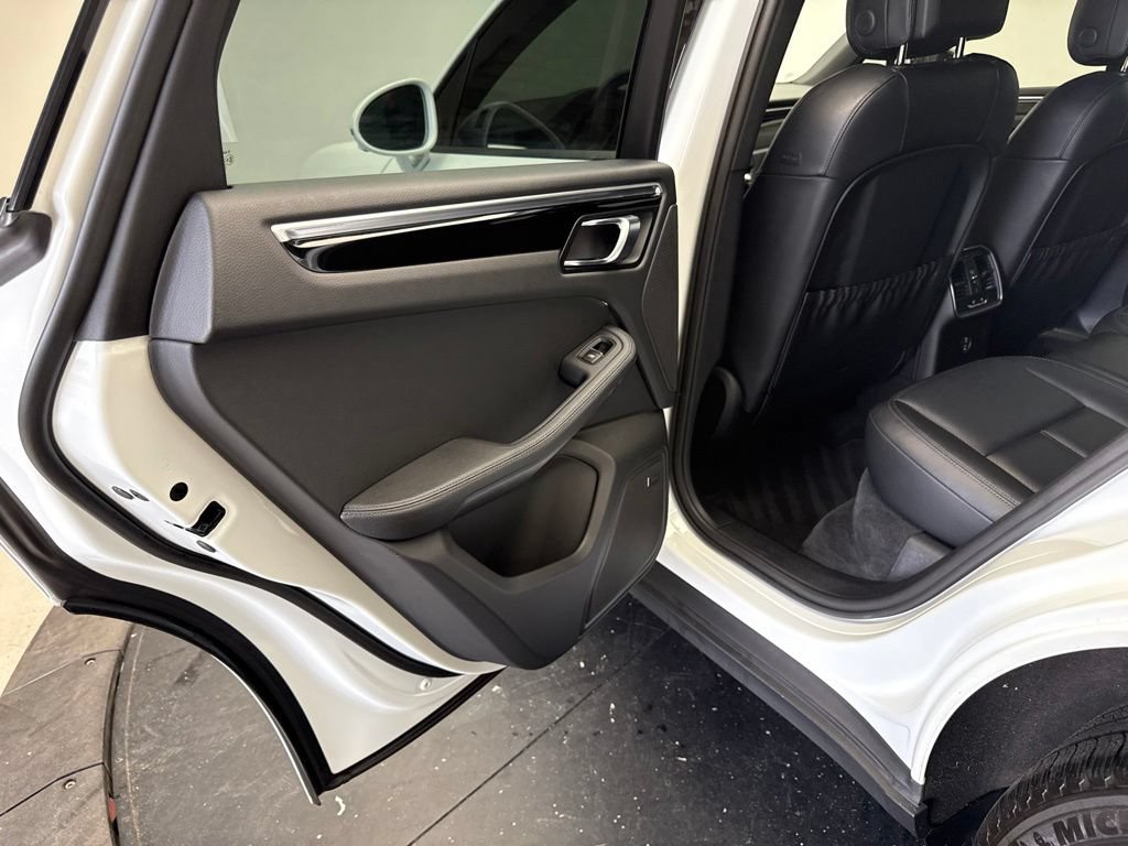 Certified 2024 Porsche Macan AWD/4WD image 16