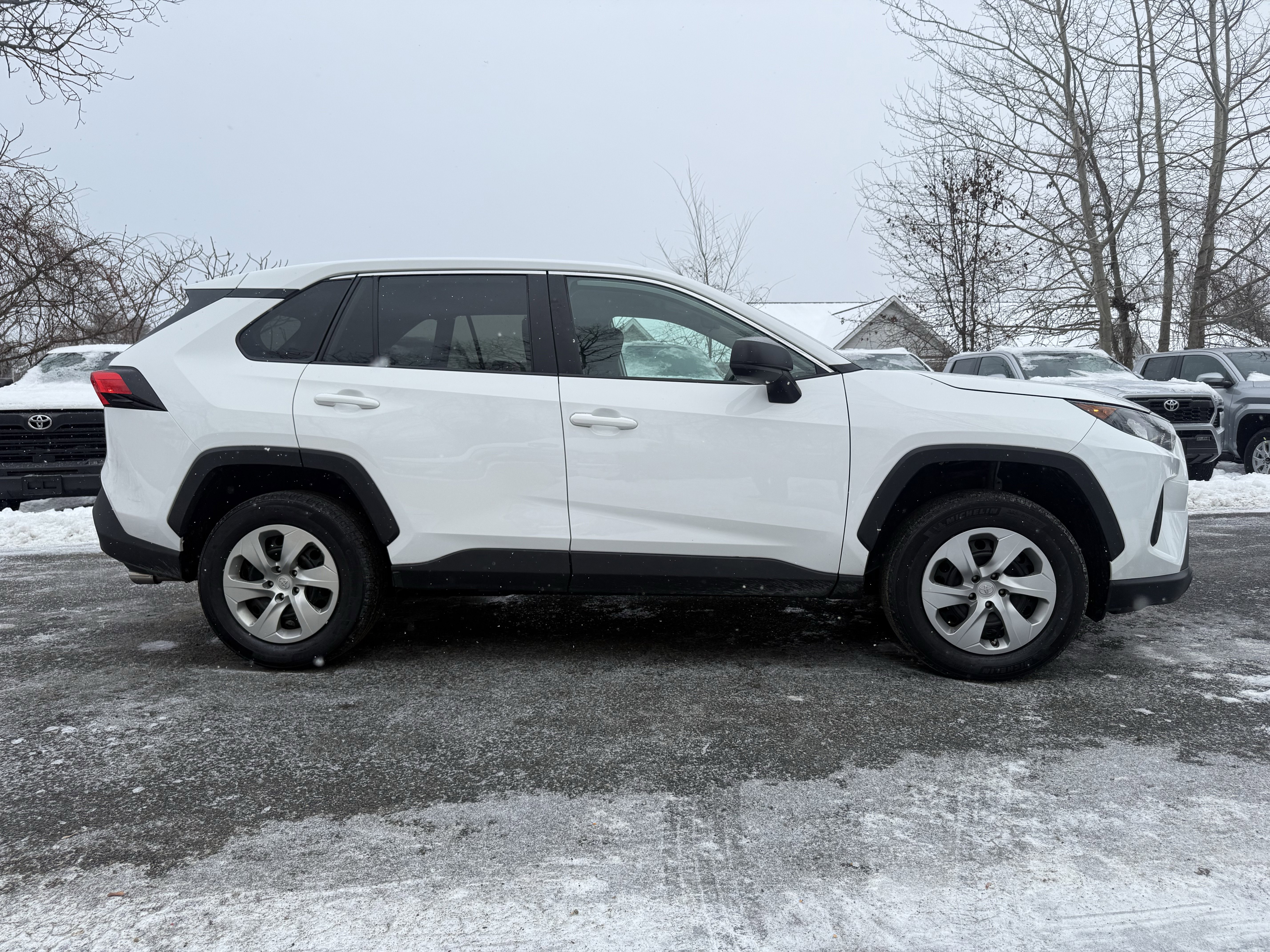 Used 2022 Toyota RAV4 LE image 10