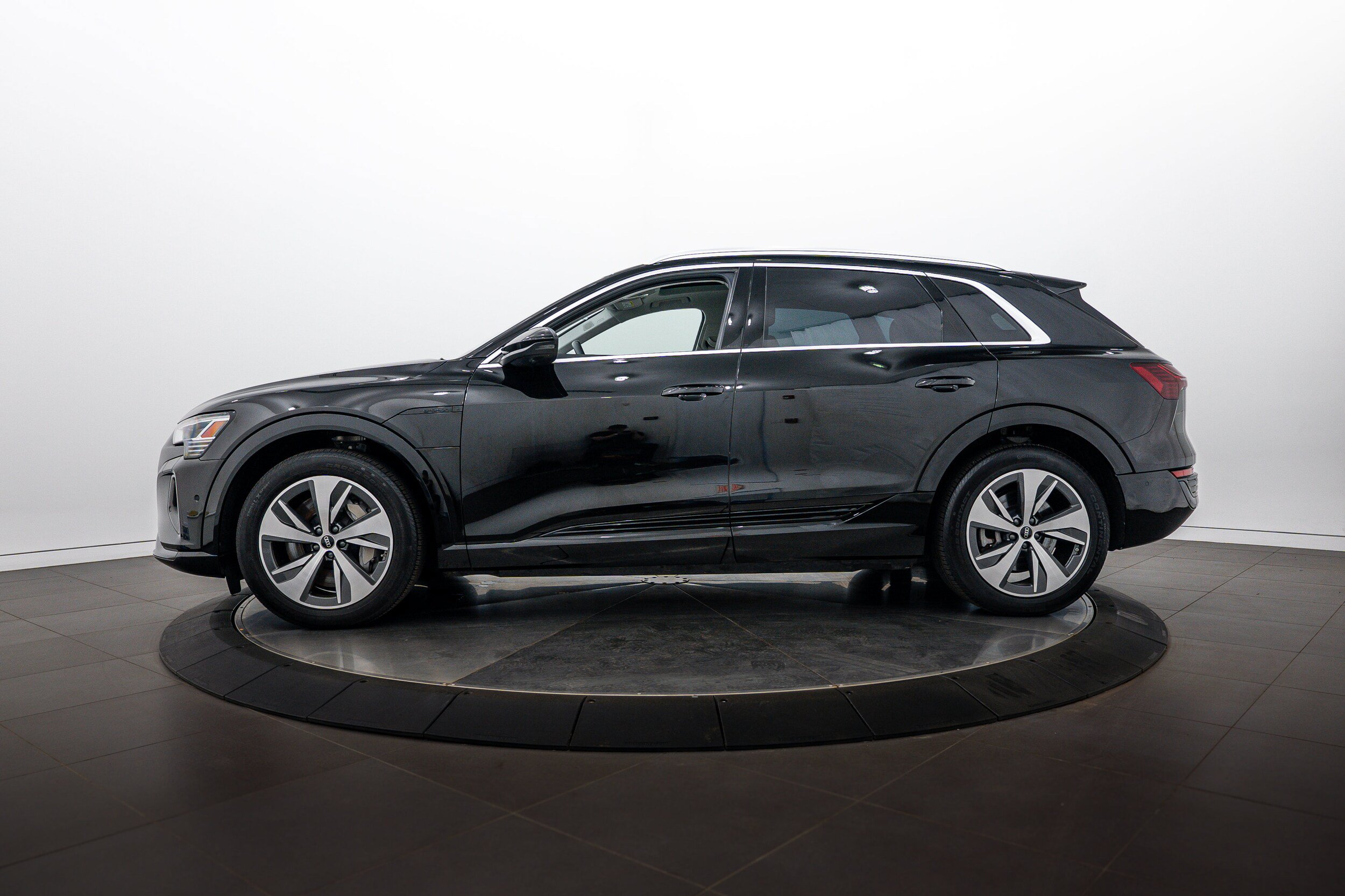 Certified 2024 Audi Q8 e-tron Premium Plus w/ Premium Plus Package AWD/4WD image 6