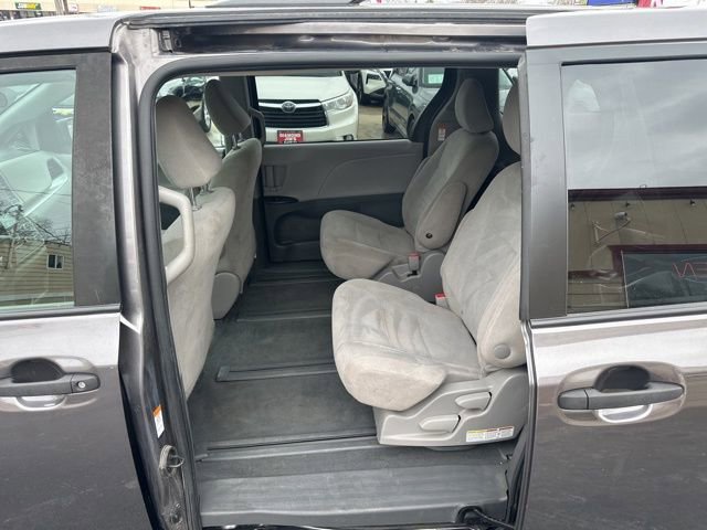 Used 2020 Toyota Sienna L image 10