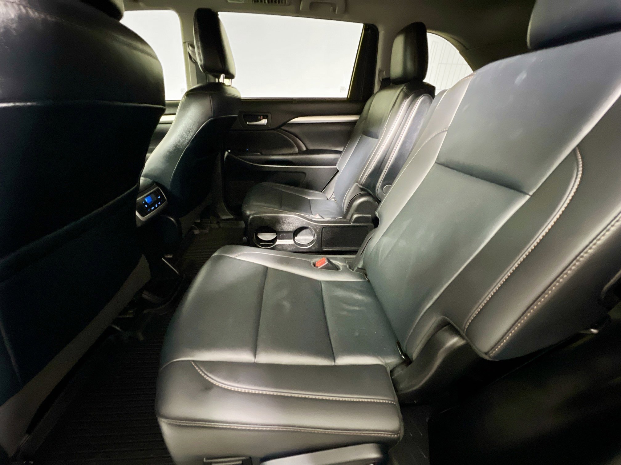 Used 2019 Toyota Highlander XLE FWD image 28