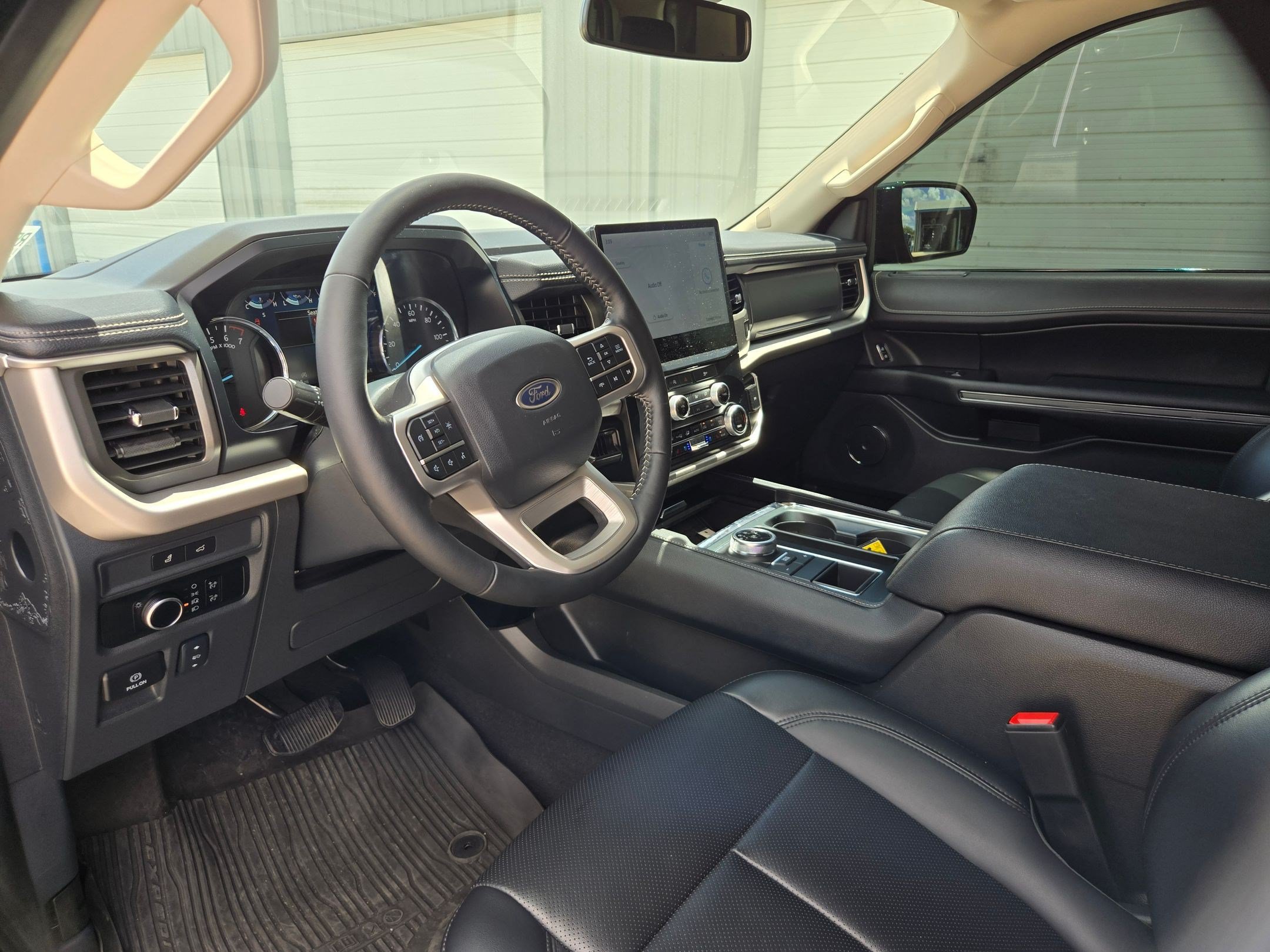 Used 2024 Ford Expedition XLT RWD image 12
