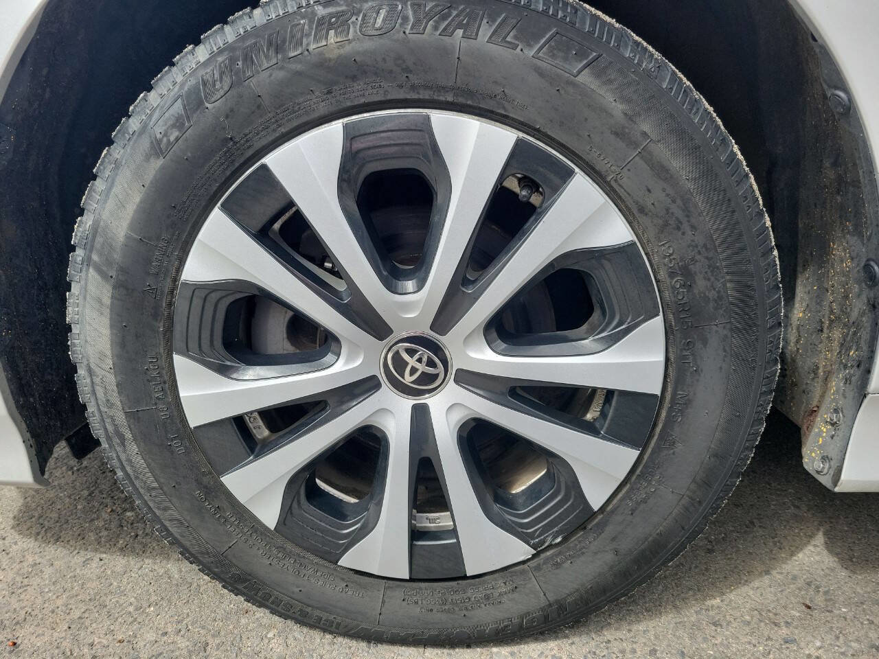 Used 2020 Toyota Prius LE AWD/4WD image 26