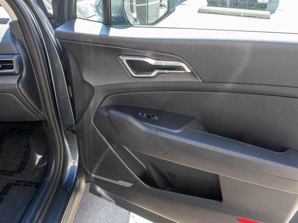 Used 2025 Kia Sportage LX image 9