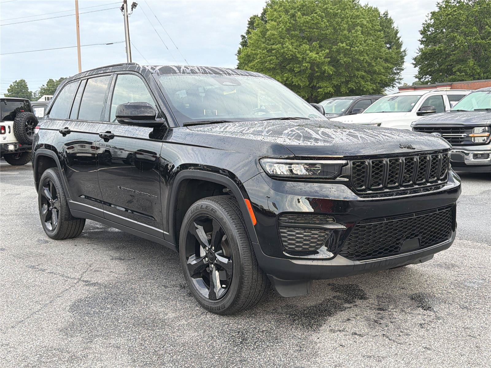 Used 2024 Jeep Grand Cherokee Altitude AWD/4WD image 4