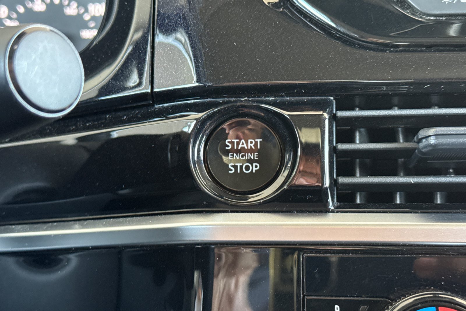Certified 2025 Nissan Pathfinder SV FWD image 30