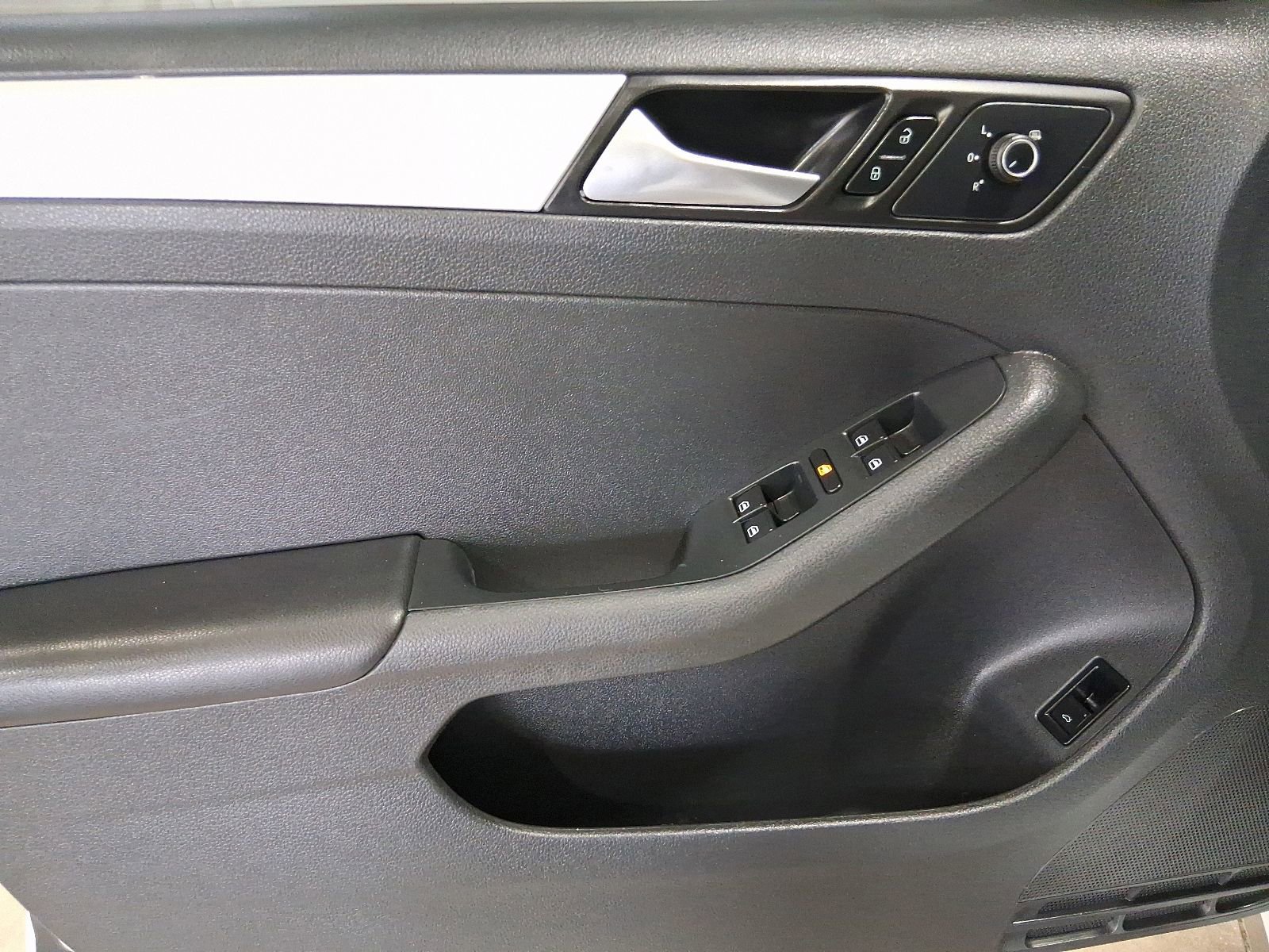 Used 2018 Volkswagen Jetta SEL FWD image 19