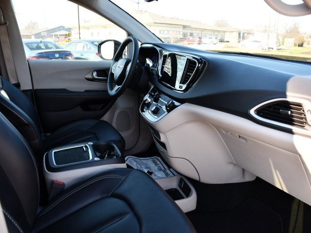 Used 2024 Chrysler Pacifica Touring-L image 34