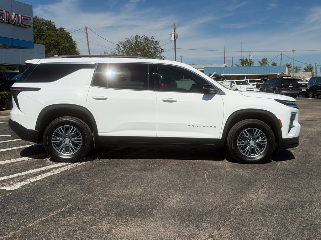 Used 2025 Chevrolet Traverse LT w/ LPO, Floor Liner Package FWD image 5