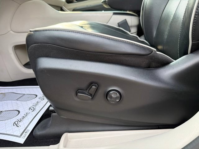 Used 2023 Chrysler Pacifica Limited FWD image 14