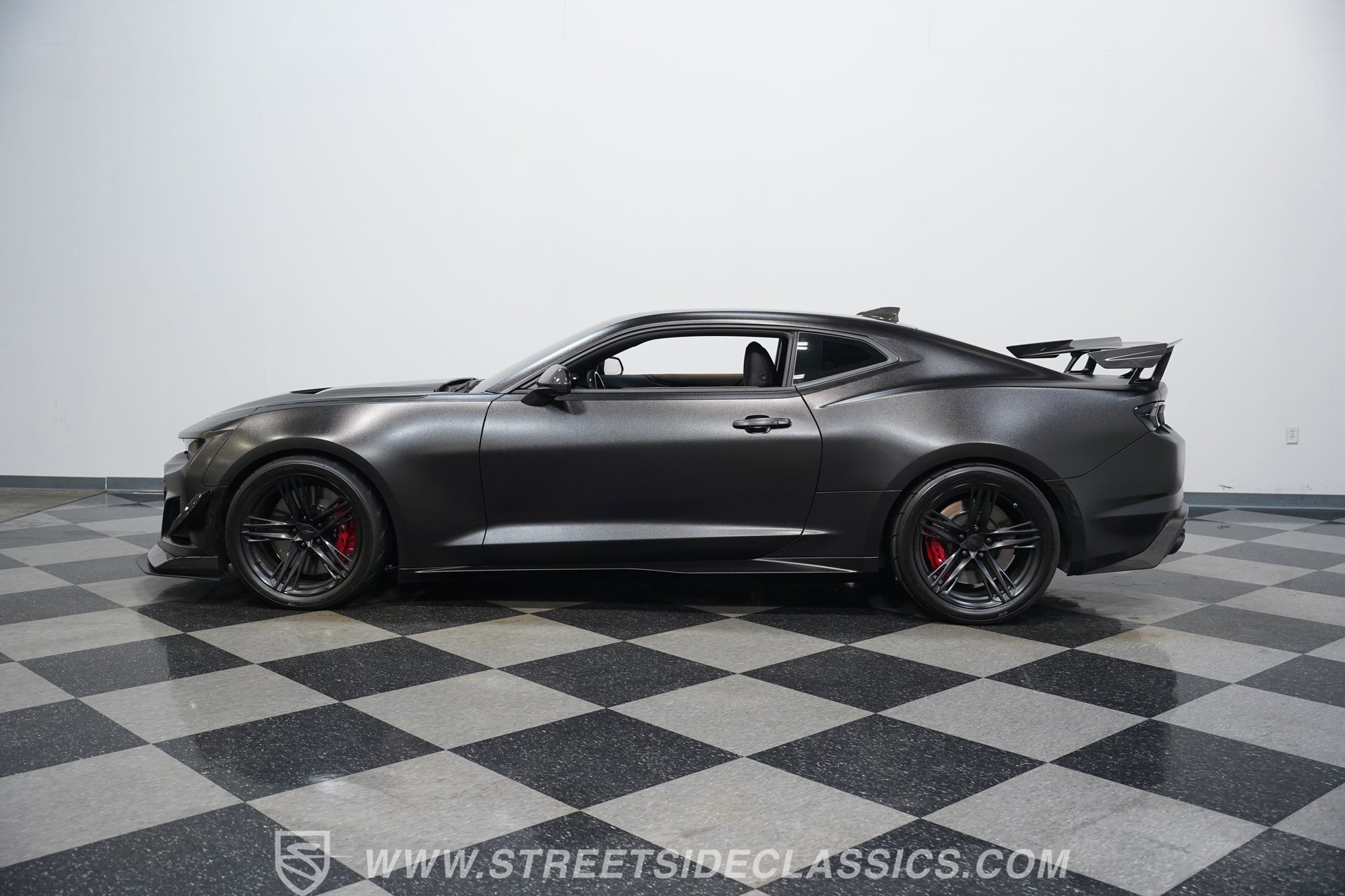 Used 2019 Chevrolet Camaro ZL1 RWD image 7