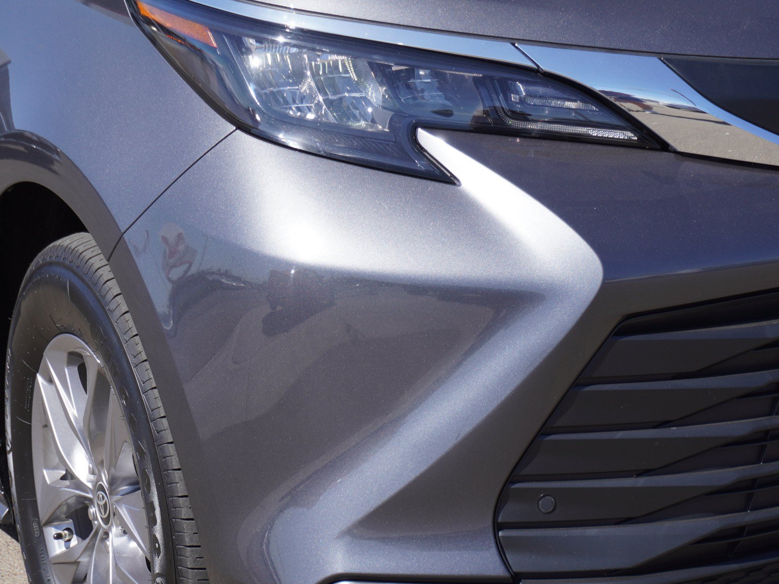 Used 2025 Toyota Sienna XLE w/ XLE Plus Package FWD image 3
