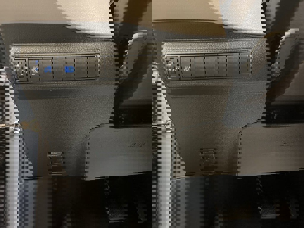 Used 2020 Toyota Corolla LE image 12