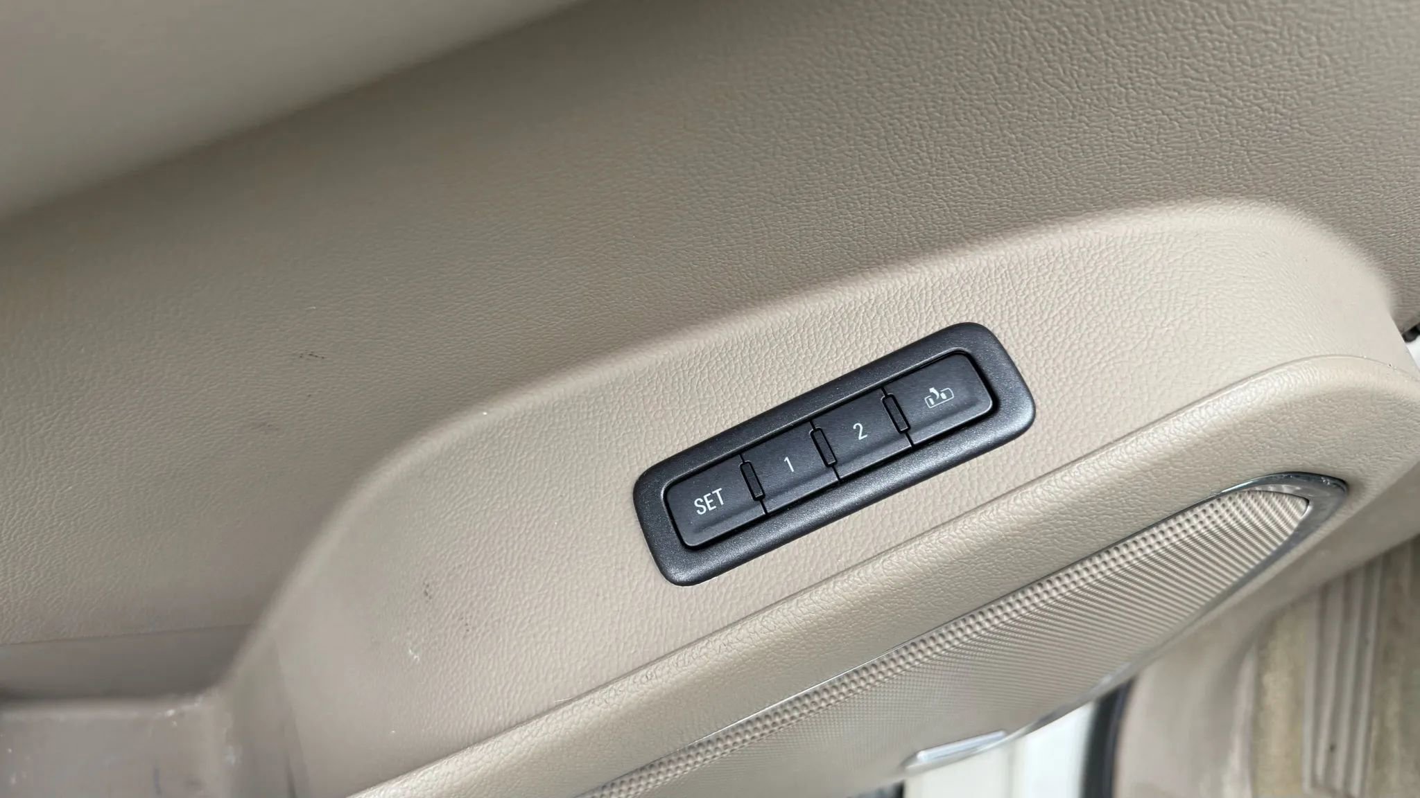 Used 2015 Chevrolet Suburban LTZ image 10