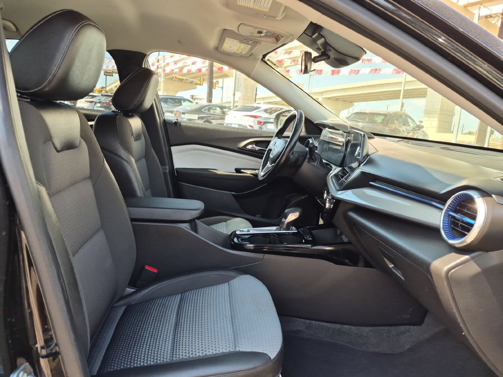 Used 2025 Chevrolet Trax LT w/ LT Convenience Package FWD image 31