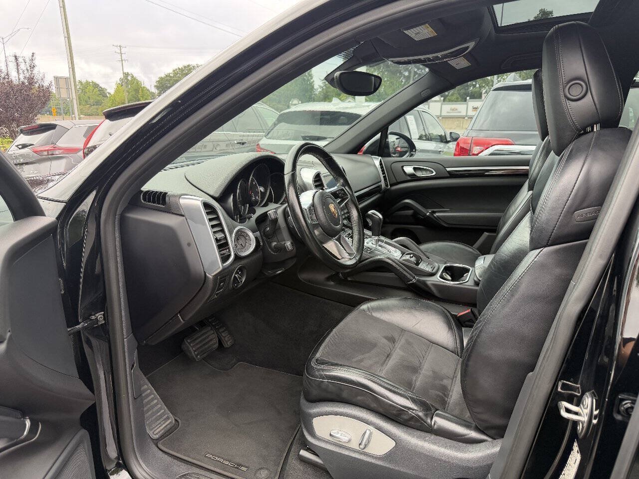 Used 2017 Porsche Cayenne Platinum Edition AWD/4WD image 8