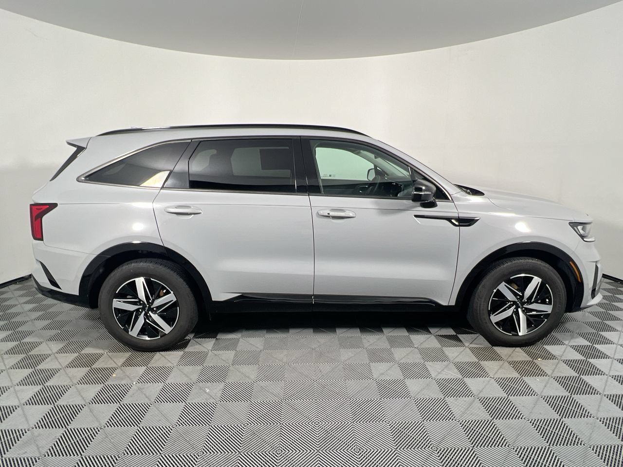 Used 2022 Kia Sorento EX w/ Panoramic Sunroof Package FWD image 2