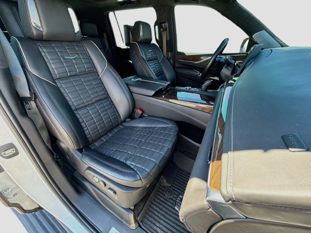 Used 2023 Cadillac Escalade ESV Sport Platinum w/ LPO, ONYX Package AWD/4WD image 16
