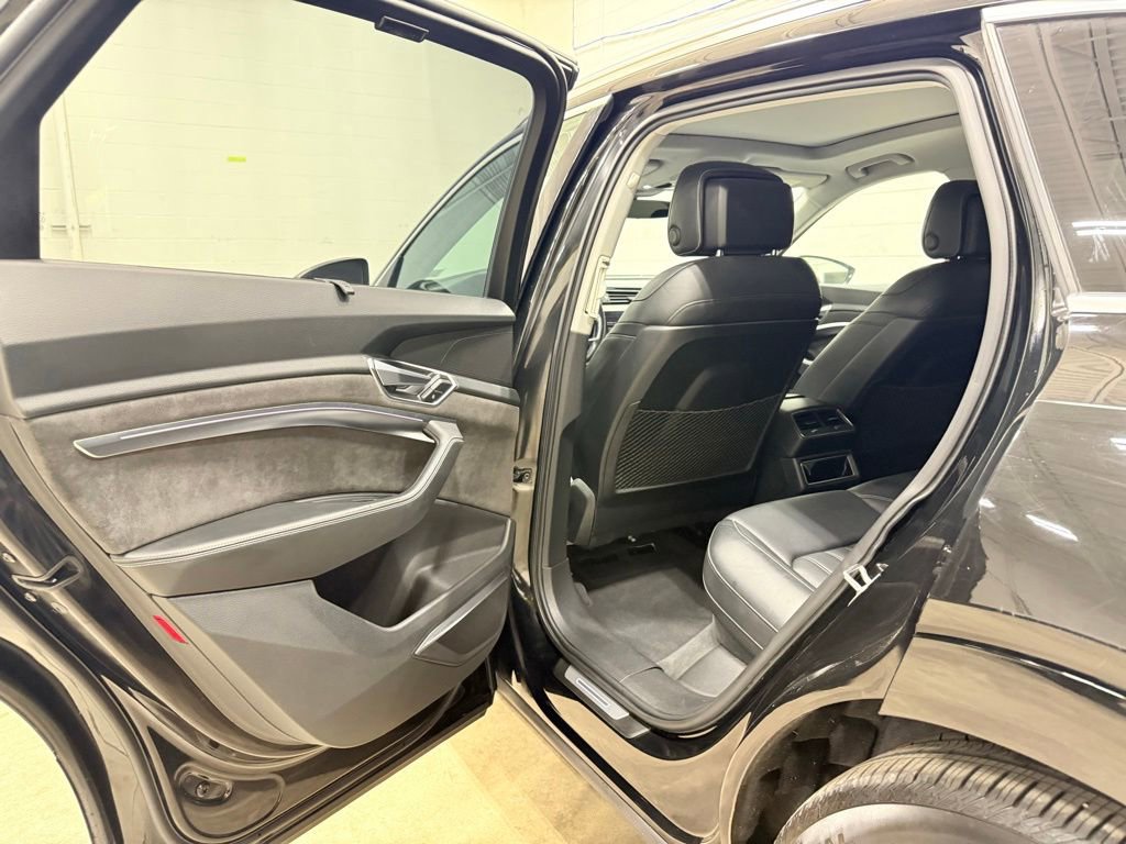 Used 2019 Audi e-tron Prestige w/ Prestige Package AWD/4WD image 31
