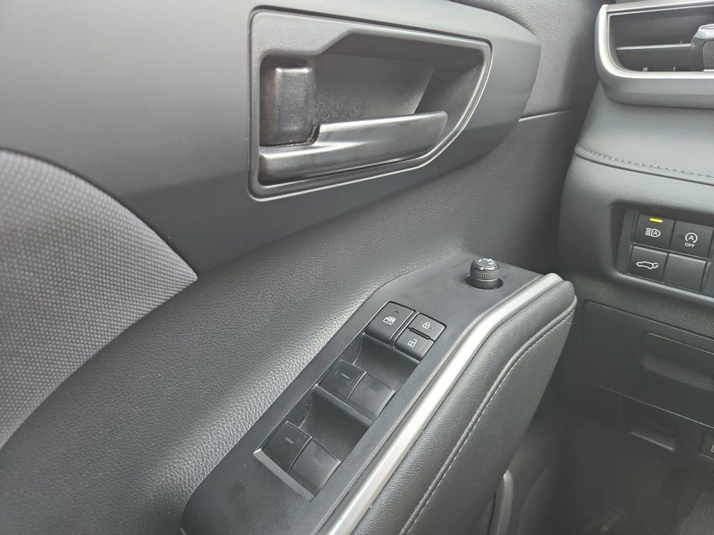 Used 2023 Toyota Highlander LE image 13